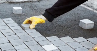 Монтаж тротуарной плитки на даче в Похвистневе в октябре